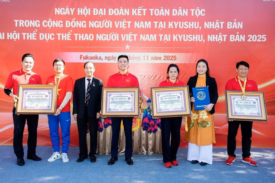 VietWorld – the Global Vietnamese Record Organisation – certifies the record for the largest Vietnamese national flag formation in Japan. (Photo: Xuan Giao – VNA)