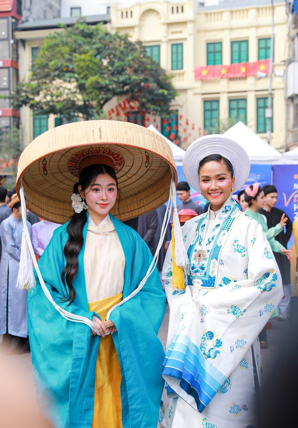 Young women shine in traditional Vietnamese attire. Photo: Khanh Hoa – VNA