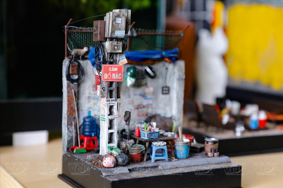 A miniature model of a Hanoi sidewalk tea stall. (Photo: Vietnam Pictorial)
