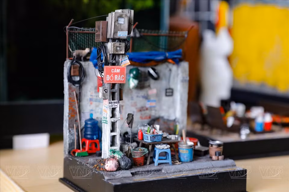 A miniature model of a Hanoi sidewalk tea stall. (Photo: Vietnam Pictorial)