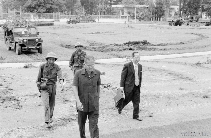 Saigon regime President Duong Van Minh and his cabinet arrive at Saigon Radio Station to announce their unconditional surrender on the afternoon of April 30, 1975. (Photo: VNA)