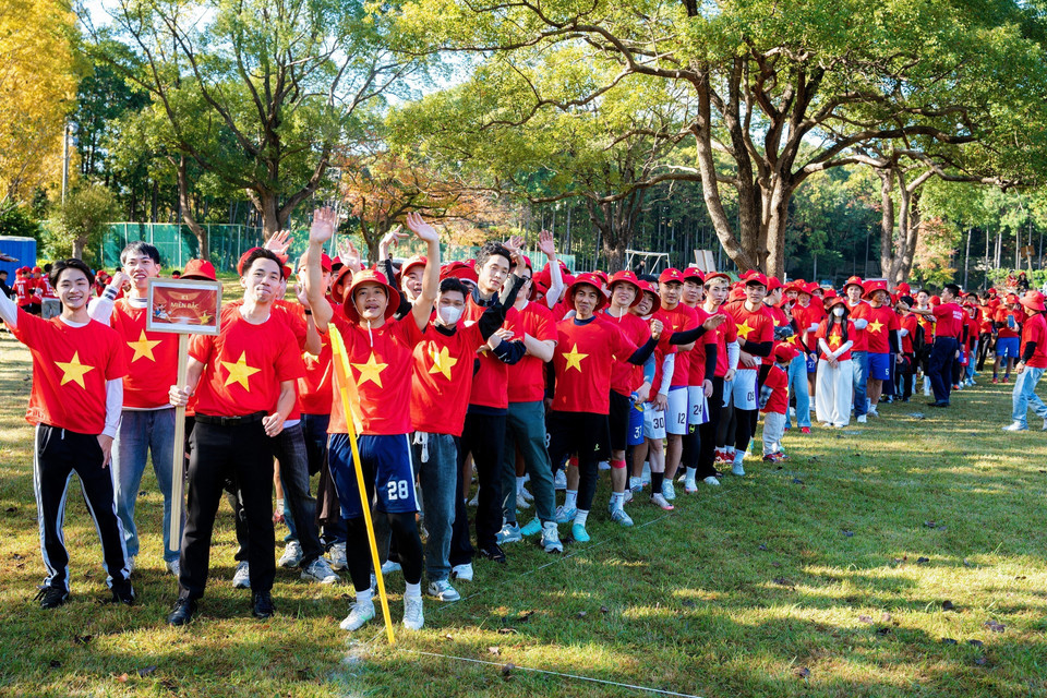 A group of participants forms part of the Vietnamese national flag. (Photo: Xuan Giao – VNA)