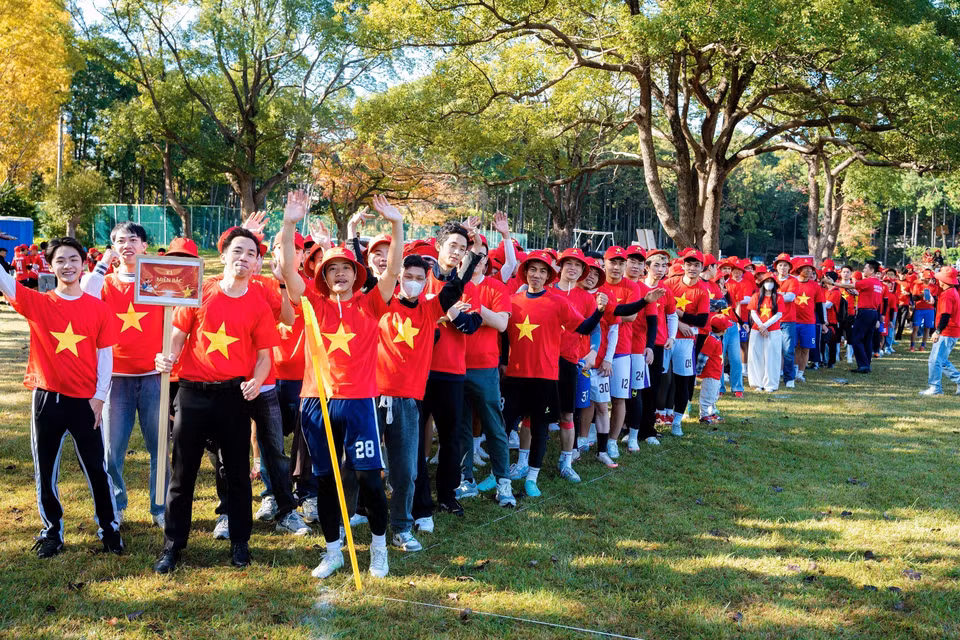 A group of participants forms part of the Vietnamese national flag. (Photo: Xuan Giao – VNA)