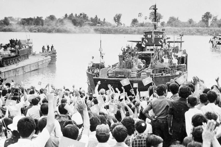 Phnom Penh residents fondly send off soldiers of the 4th Army Corps – Cuu Long Corps and Vietnamese volunteer forces completing their international duties and returning home on the morning of May 2, 1983. (Photo: VNA)