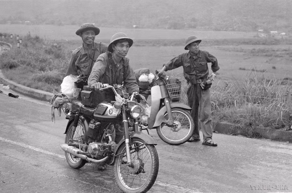 Reporters Tran Mai Huong, Ngoc Dan, and Hoang Thiem cross Hai Van Pass en route to the liberation of Da Nang on March 29, 1975. (Photo: VNA)