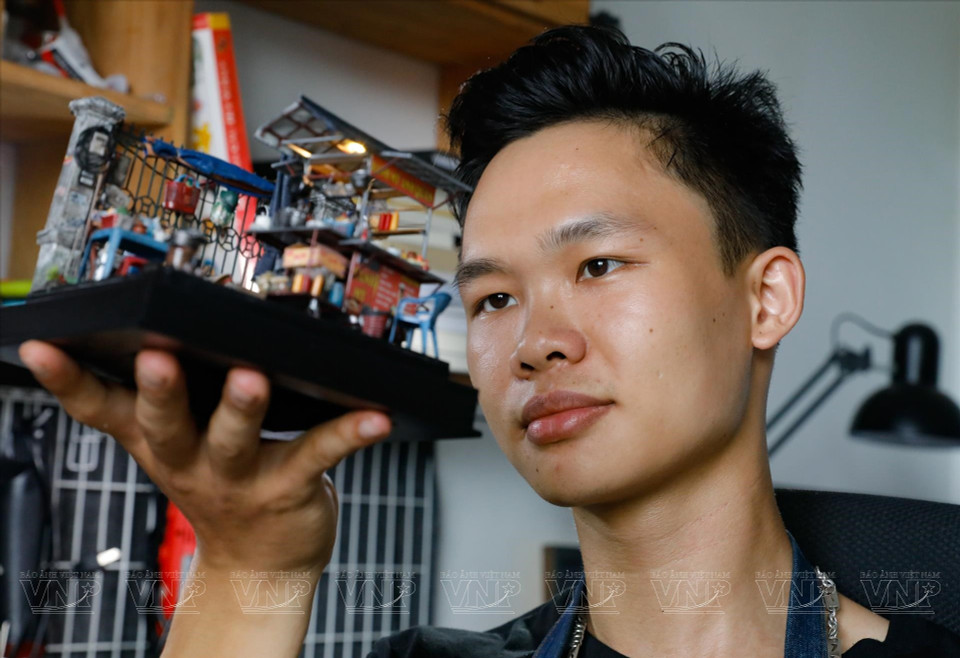 Cuong pays careful attention to every detail. (Photo: Vietnam Pictorial)