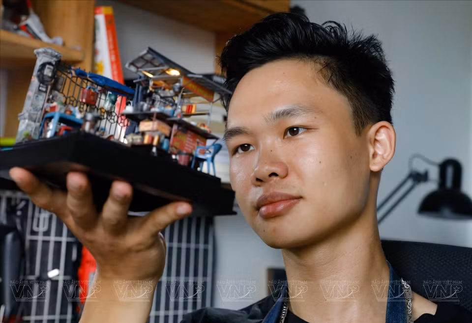 Cuong pays careful attention to every detail. (Photo: Vietnam Pictorial)