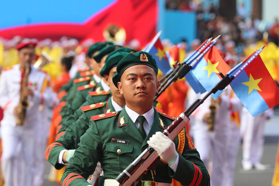 Rifle drill and military band performance “The Country's Complete Joy” by the Military Ceremonial Unit, the University of Military Culture and Arts, and art troupes from Military Regions 1, 3, and 9. Photo: VNA