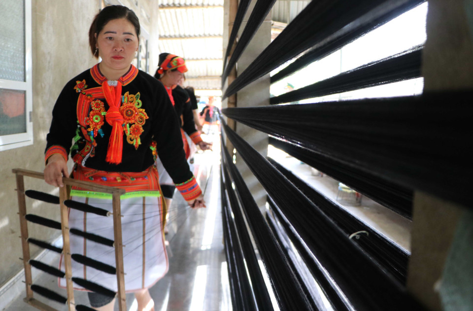 Dao women in Hung Peng village, Phong Tho commune, Lai Chau province spin yarn to make traditional clothing. (Photo: Nguyen Oanh – VNA)