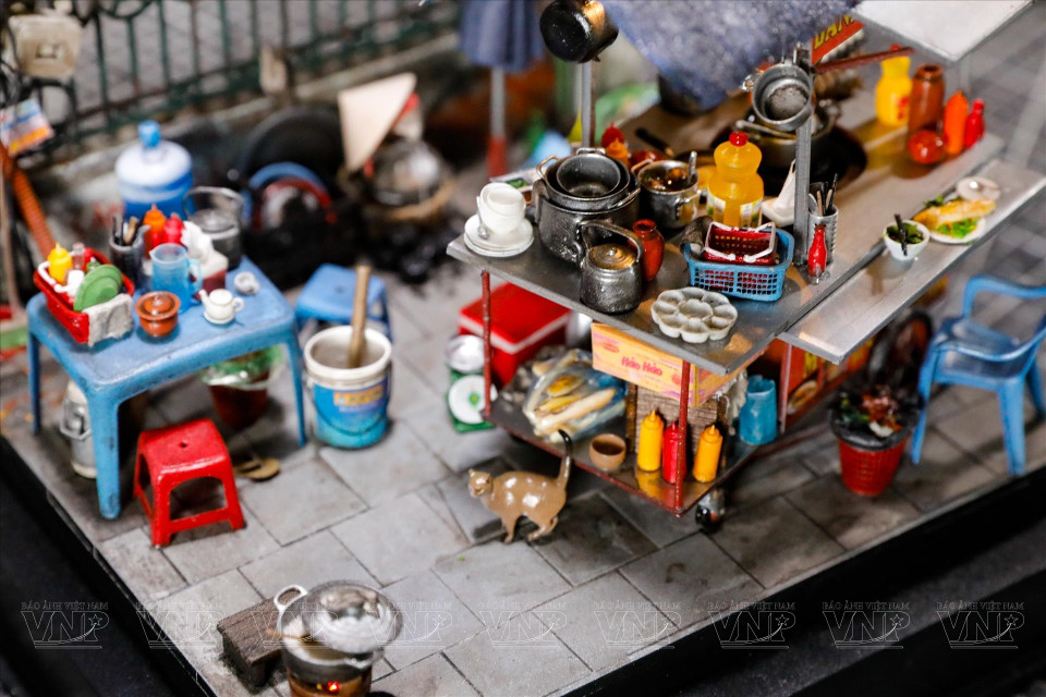 A miniature model of a Hanoi street-side eatery. (Photo: Vietnam Pictorial)