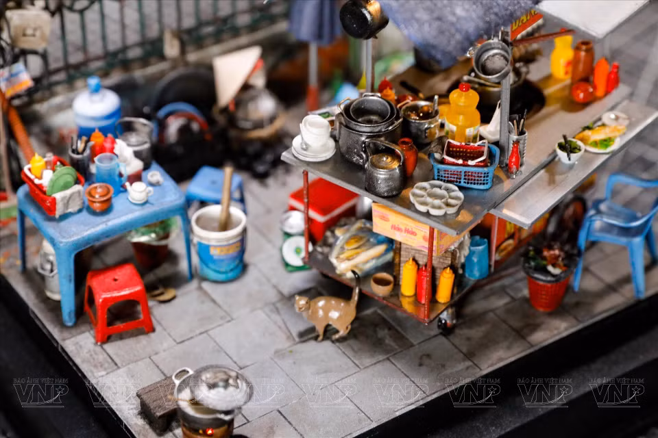 A miniature model of a Hanoi street-side eatery. (Photo: Vietnam Pictorial)