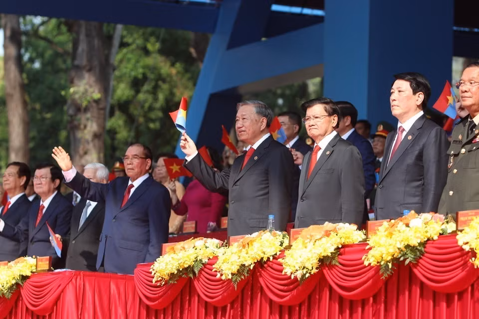 Party General Secretary To Lam and the delegates observe the parade from the grandstand. Photo: VNA