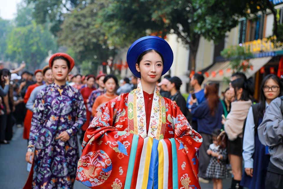 The parade troupe circles Hoan Kiem Lake. Photo: Khanh Hoa – VNA