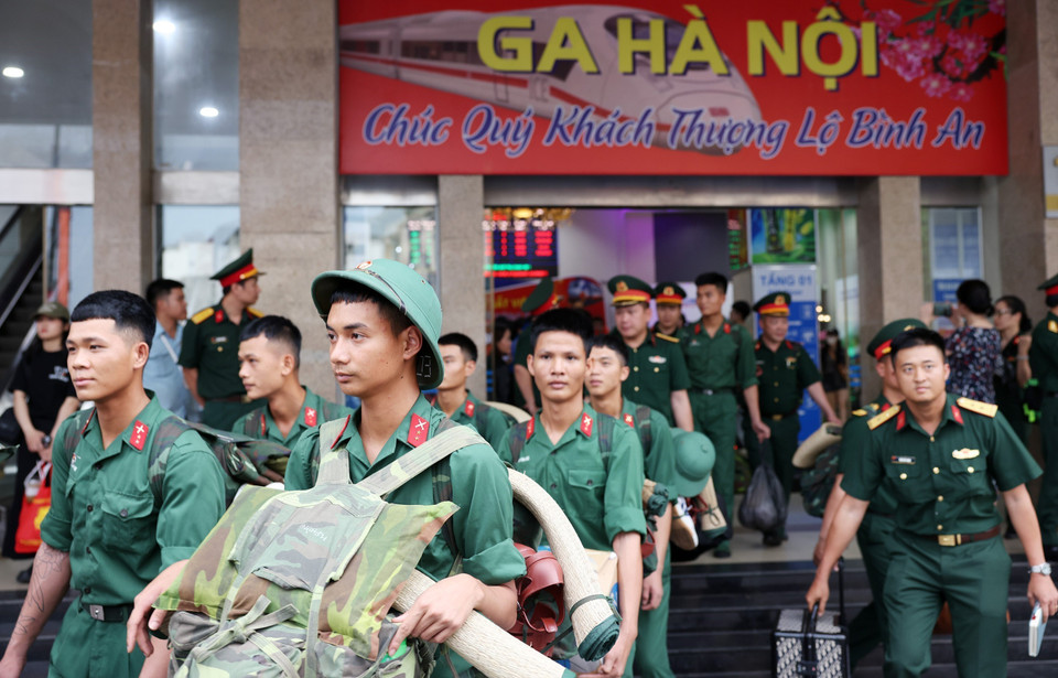 Troops return to their units after proudly completing their mission. (Photo: Quoc Khanh – VNA)