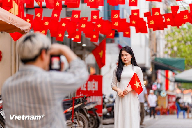 For many photography lovers, this is a chance to capture images filled with national pride. (Photo: Hoai Nam/Vietnam+)