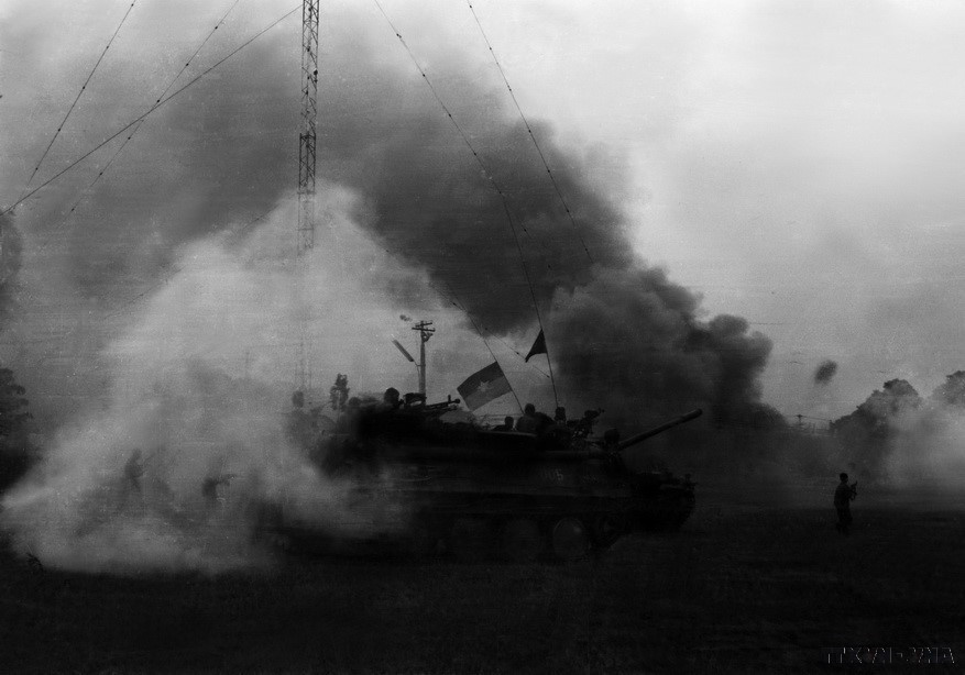 Infantry and tank units of the Liberation Army move into Saigon on the Bien Hoa Highway. (Photo: Hua Kiem/VNA)