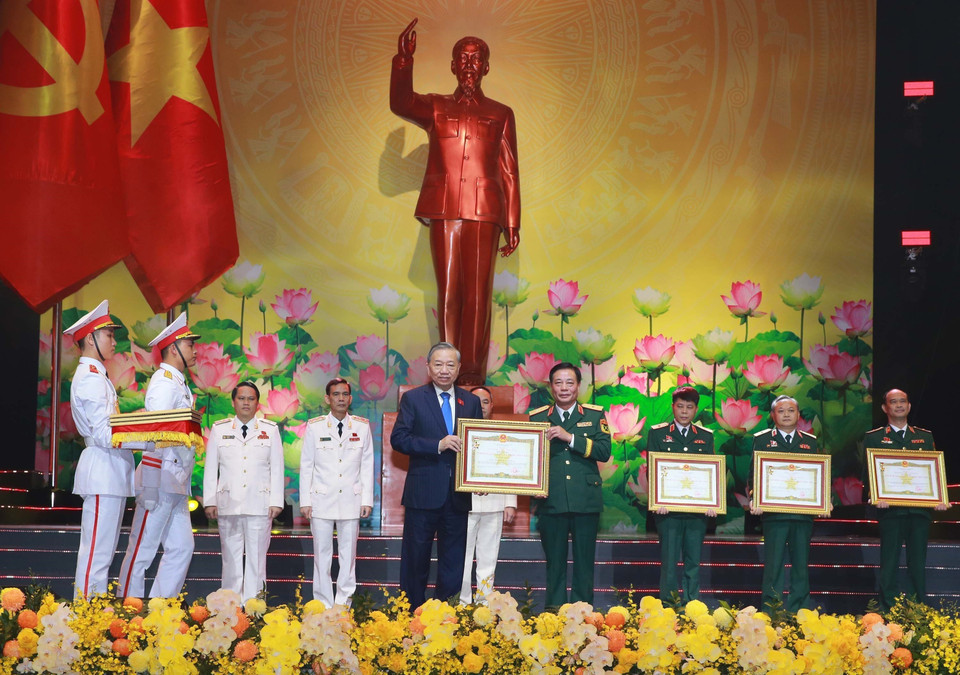 General Secretary To Lam presents the Title of Hero of the People’s Armed Forces to outstanding organisations. Photo: Trong Duc – VNA