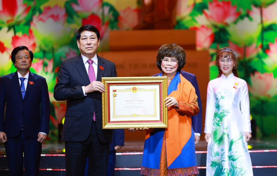 State President Luong Cuong presents the Title of Labour Hero to individuals with outstanding achievements. Photo: Duong Giang – VNA
