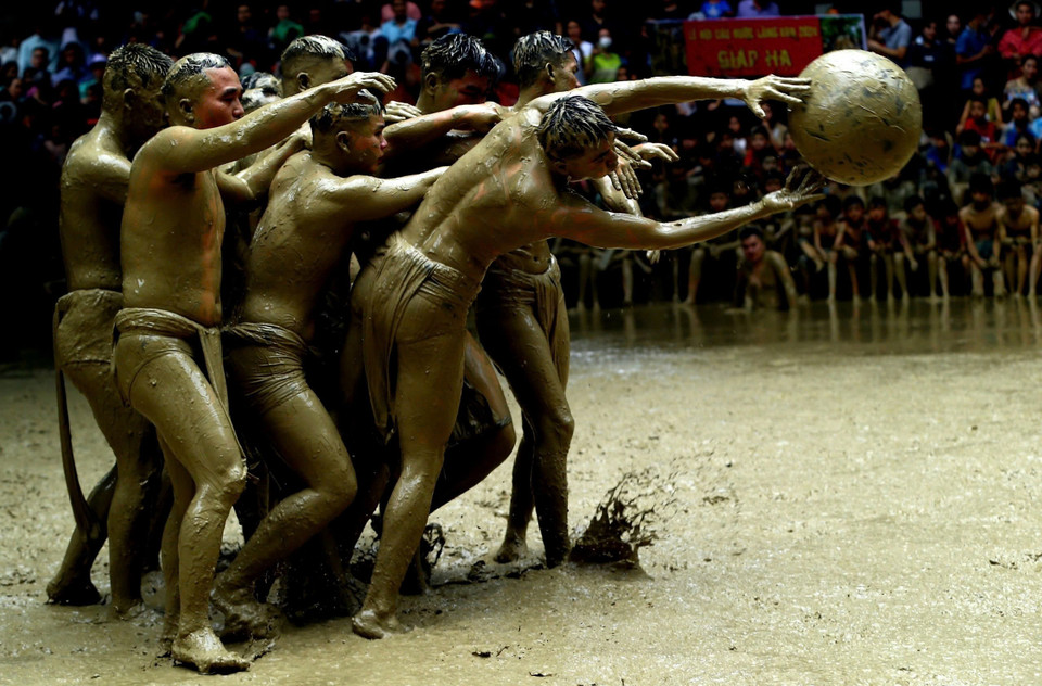 Photography serves as a powerful medium for promoting Vietnam’s culture and people to the world. In the photo: A dramatic shuttlecock match, reminiscent of ballet dancers, from the award-winning photo series “Doc dao vat cau nuoc lang Van ” (The unique mud ball wrestling festival in Van village) by An Thanh Dat, Vietnam News Agency, which wins the OANA 2024 First Prize. (Photo: VNA)