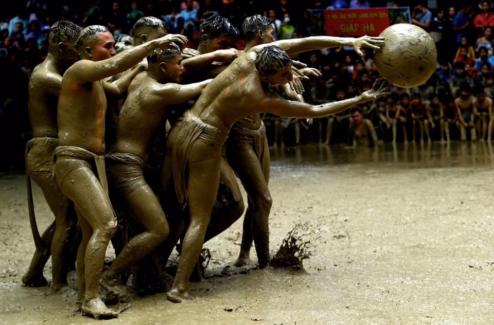 Photography serves as a powerful medium for promoting Vietnam’s culture and people to the world. In the photo: A dramatic shuttlecock match, reminiscent of ballet dancers, from the award-winning photo series “Doc dao vat cau nuoc lang Van ” (The unique mud ball wrestling festival in Van village) by An Thanh Dat, Vietnam News Agency, which wins the OANA 2024 First Prize. (Photo: VNA)