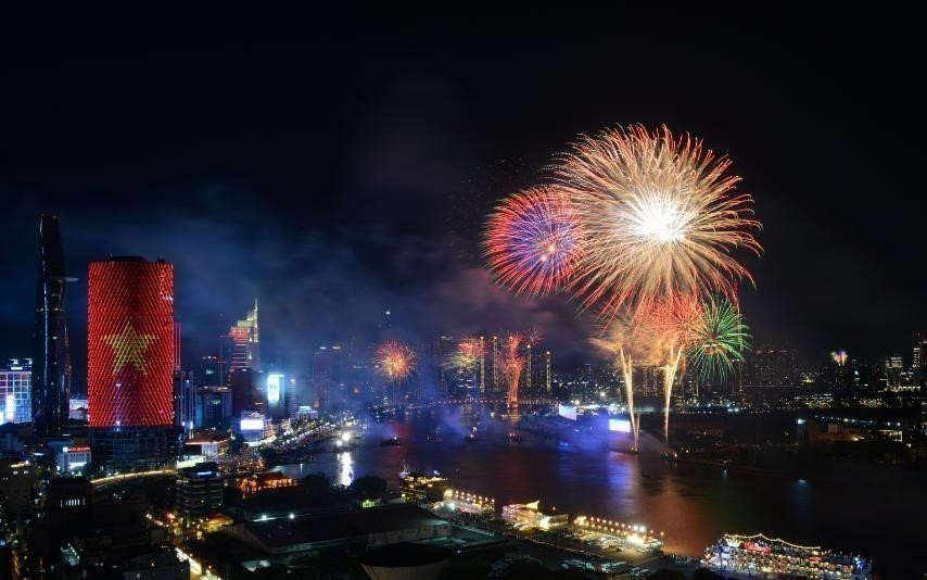 Fireworks light up the sky in celebration of the 50th anniversary of national reunification. (Photo: VNA)