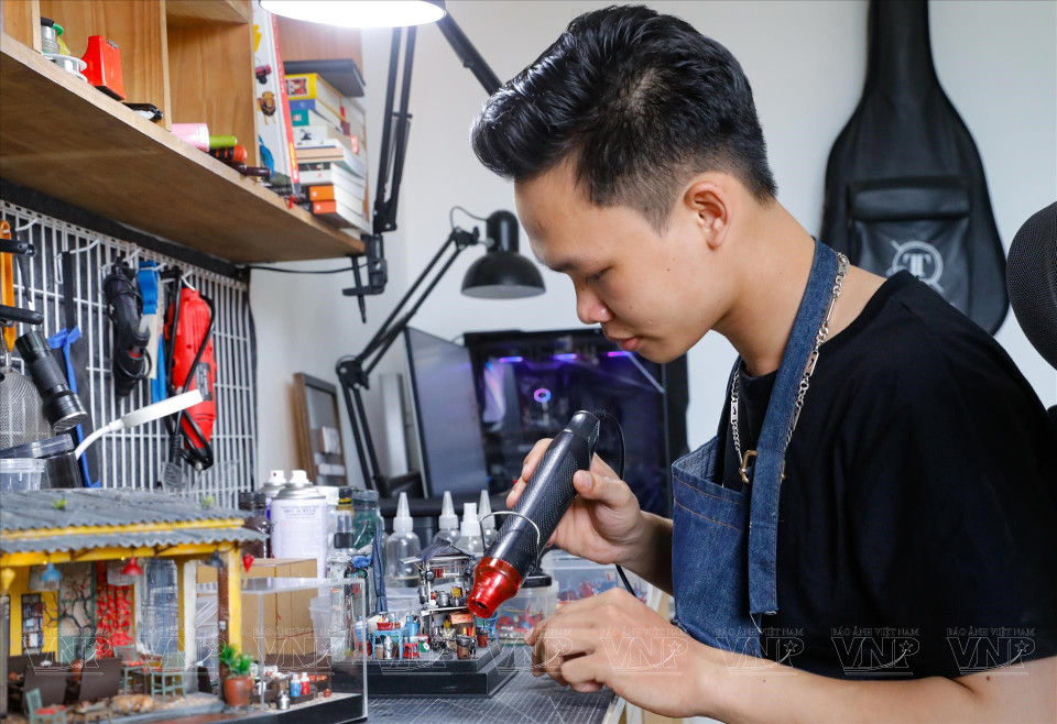 Assembling each piece requires great precision. (Photo: Vietnam Pictorial)