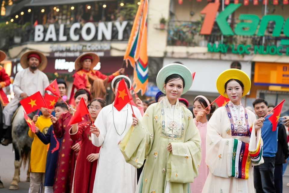 Young women shine in traditional Vietnamese attire. Photo: Khanh Hoa – VNA
