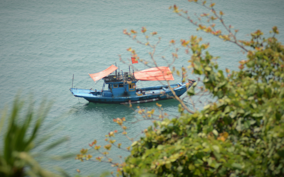 A boat anchors around Son Cha Island. (Photo: Van Dung/VNA)