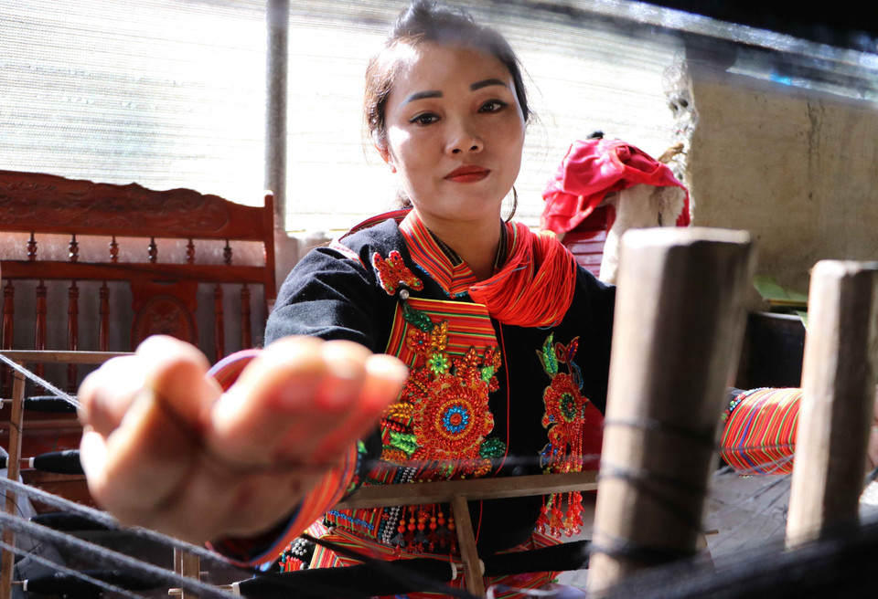 Fibres are separated during the spinning process. (Photo: Nguyen Oanh – VNA)
