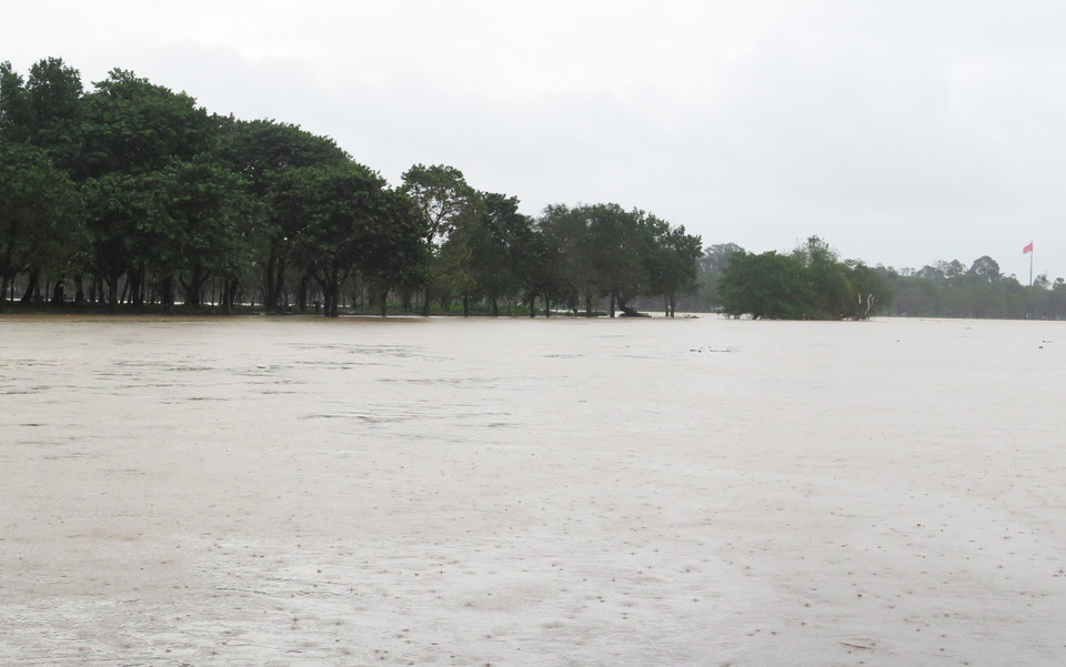 Da Vien Islet in Hue City is partially flooded as the Huong River rose on the morning of November 17. (Photo: Nguyen Ly – VNA)