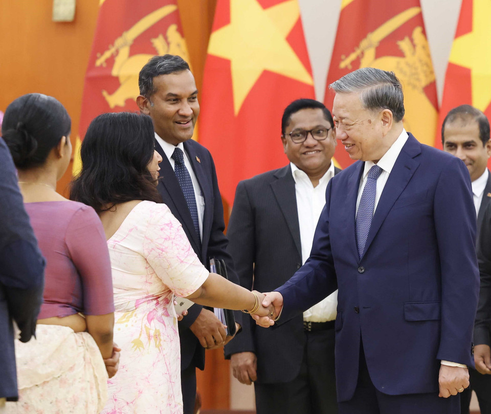 Party General Secretary To Lam meets with members of the high-level Sri Lankan delegation. (Photo: Thong Nhat – VNA)