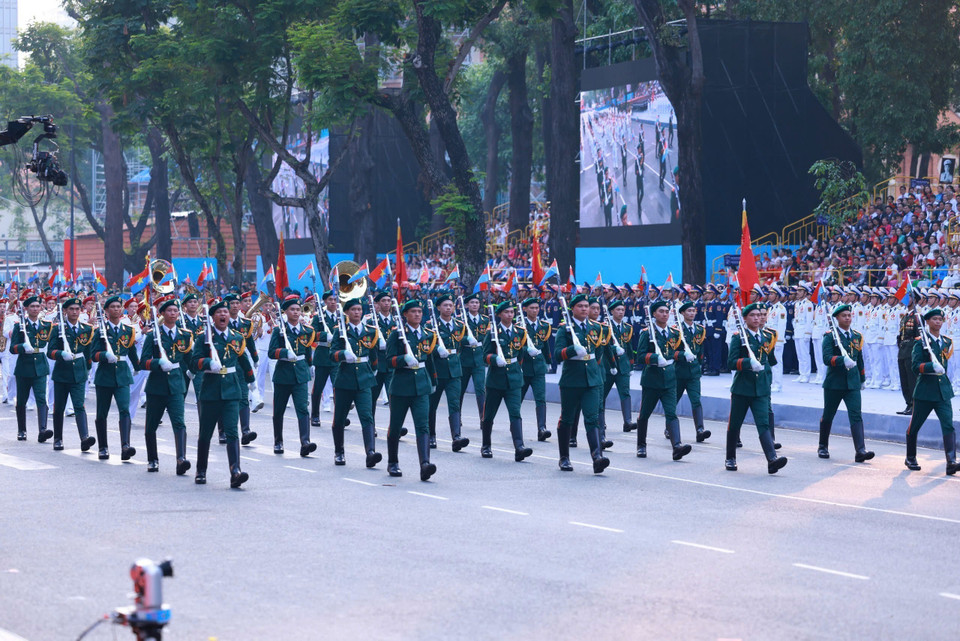 Rifle drill and military band performance “The Country's Complete Joy” by the Military Ceremonial Unit, the University of Military Culture and Arts, and art troupes from Military Regions 1, 3, and 9. Photo: VNA