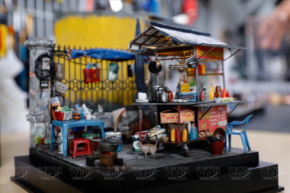 Among his works, Cuong is most proud of the “Banh mi cart” model. More than a symbol of street food, it evokes the bustle of daily livelihood and the comforting flavors of old Hanoi. (Photo: Vietnam Pictorial)