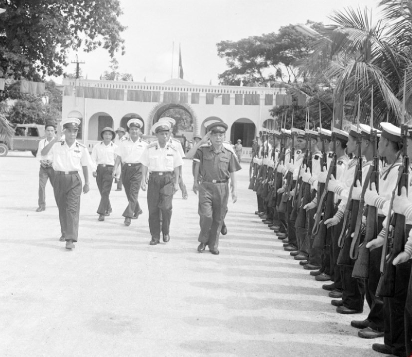 General Vo Nguyen Giap attends the ceremony marking the 20th anniversary of the Vietnam People’s Navy on August 5, 1975. (Photo: VNA)