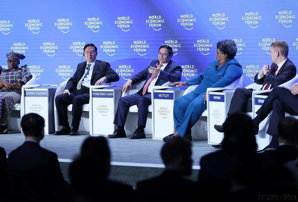 Prime Minister Pham Minh Chinh shares Vietnam’s experiences in pandemic control, recovery, and promoting economic growth at the plenary session on facing headwinds: restarting growth in fragile landscape at the WEF in Tianjin, China, on June 27, 2023. (Photo: Duong Giang - VNA)