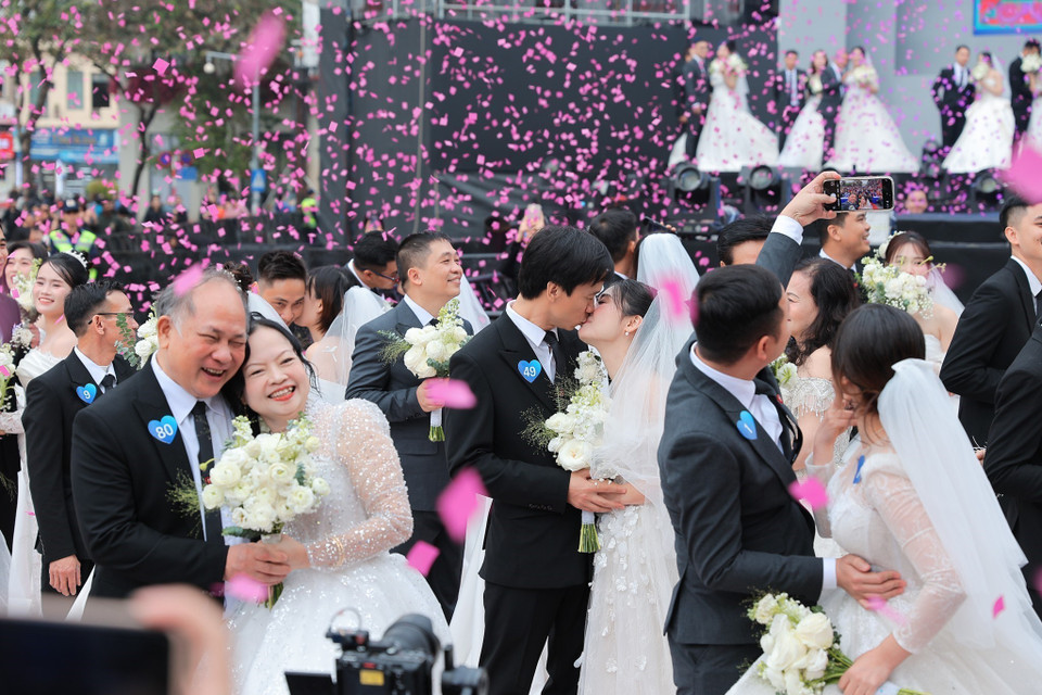 80 couples take part in the “A day for us – Love is happiness” wedding ceremony. (Photo: Khanh Hoa/VNA)