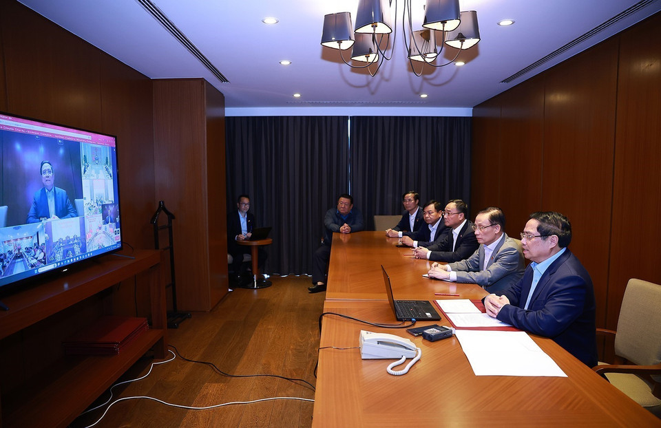 Prime Minister Pham Minh Chinh chairs an online meeting with provinces and cities nationwide to direct rescue operations and disaster recovery efforts. (Photo: Duong Giang/VNA)
