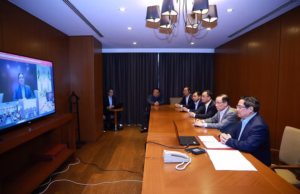 Prime Minister Pham Minh Chinh chairs an online meeting with provinces and cities nationwide to direct rescue operations and disaster recovery efforts. (Photo: Duong Giang/VNA)