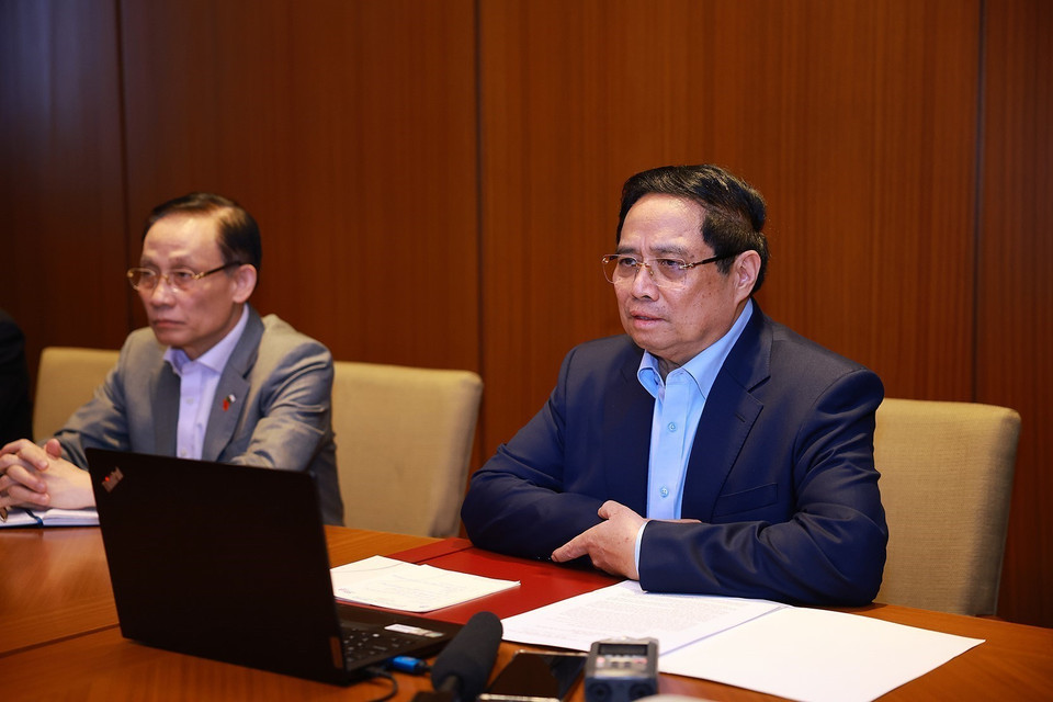 Prime Minister Pham Minh Chinh chairs an online meeting with provinces and cities nationwide to direct rescue operations and disaster recovery efforts. (Photo: Duong Giang/VNA)