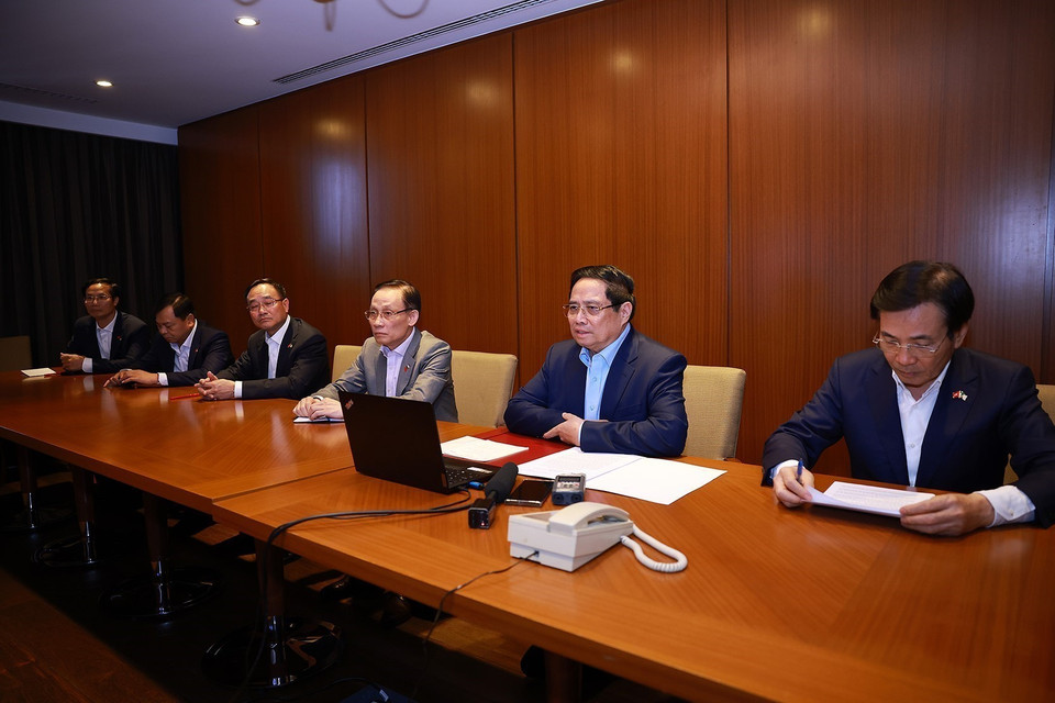 Prime Minister Pham Minh Chinh chairs an online meeting with provinces and cities nationwide to direct rescue operations and disaster recovery efforts. (Photo: Duong Giang/VNA)