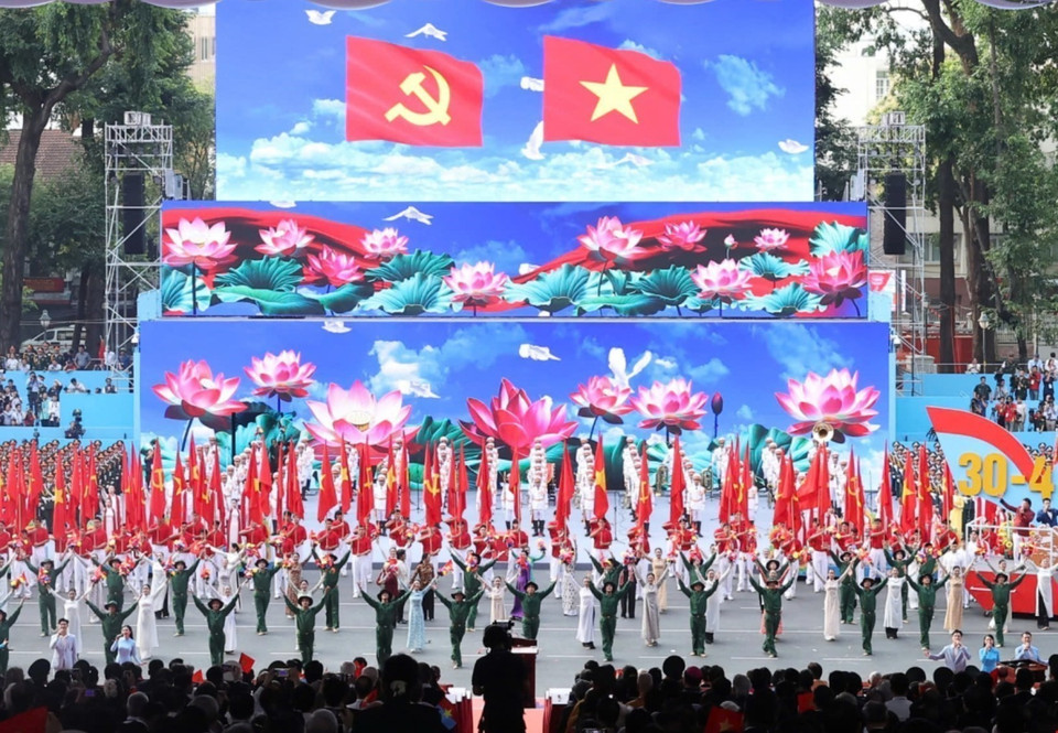 Art performance “The Radiant Land of Vietnam” Photo: VNA