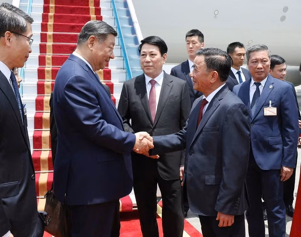 Politburo member and President of Vietnam Luong Cuong, together with Politburo member and Permanent member of the Party Central Committee’s Secretariat Tran Cam Tu, welcome General Secretary and President of China Xi Jinping at Noi Bai International Airport. (Photo: VNA).
