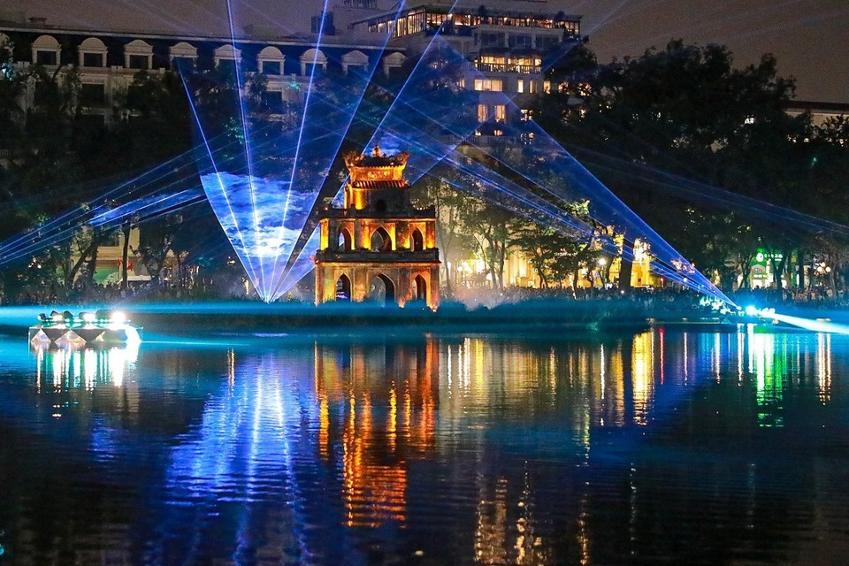 The Ho Guom – Thap Rua (Hoan Kiem Lake – Turtle Tower) artistic lighting space runs from December 24, 2025 to January 4, 2026. (Photo: Khanh Hoa – VNA)