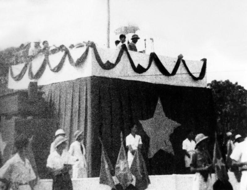 On September 2, 1945, at Ba Dinh Square, President Ho Chi Minh delivers the Declaration of Independence, establishing the Democratic Republic of Vietnam. (Photo: VNA Archives)