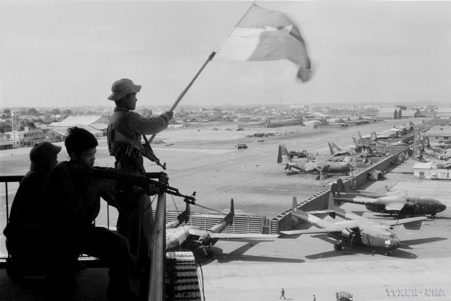 On the early morning of April 30, 1975, Vietnamese troops surge into Saigon from all directions. The Vietnamese armed forces swiftly capture the Air Force Command and Paratrooper Division Command and take control of Tan Son Nhat Airport. In the photo: The liberation flag flies over Tan Son Nhat Airport on April 30, 1975. (Photo: Quang Thanh/VNA)