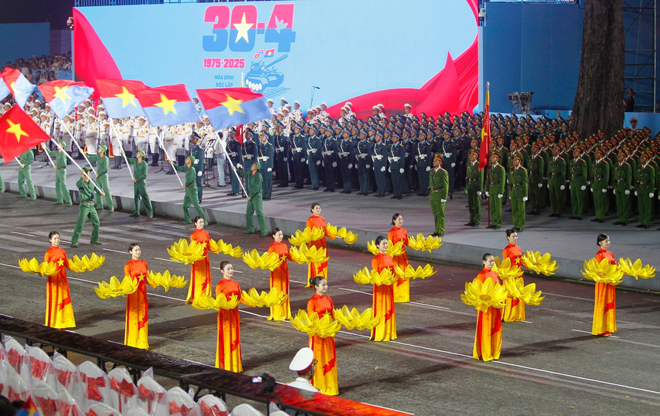 Units of the Vietnam People’s Army take part in the parade rehearsal for the 50th anniversary of Southern Liberation and National Reunification. (Photo: Thanh Vu – VNA)