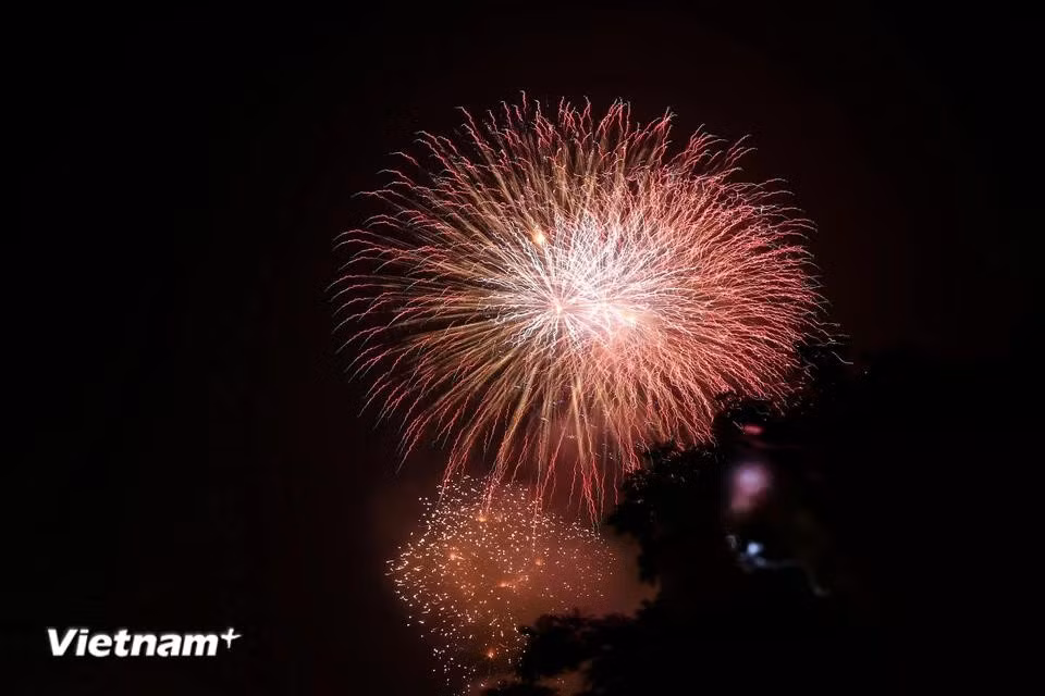 Fireworks illuminate the sky above Van Quan Lake (Ha Dong District). (Photo: Hoai Nam/Vietnam+)