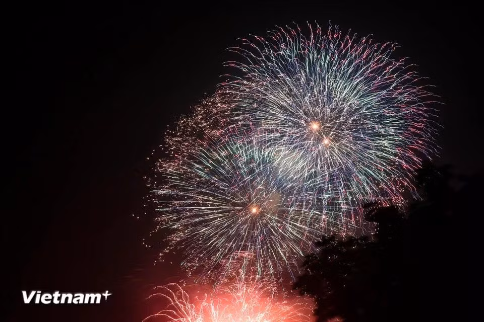 Fireworks illuminate the sky above Van Quan Lake (Ha Dong District). (Photo: Hoai Nam/Vietnam+)
