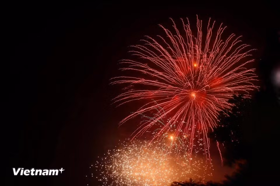 Fireworks illuminate the sky above Van Quan Lake (Ha Dong District). (Photo: Hoai Nam/Vietnam+)