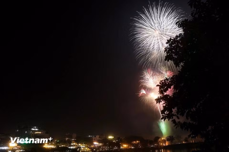 Brilliant fireworks light up Hanoi’s night sky. (Photo: Hoai Nam/Vietnam+)